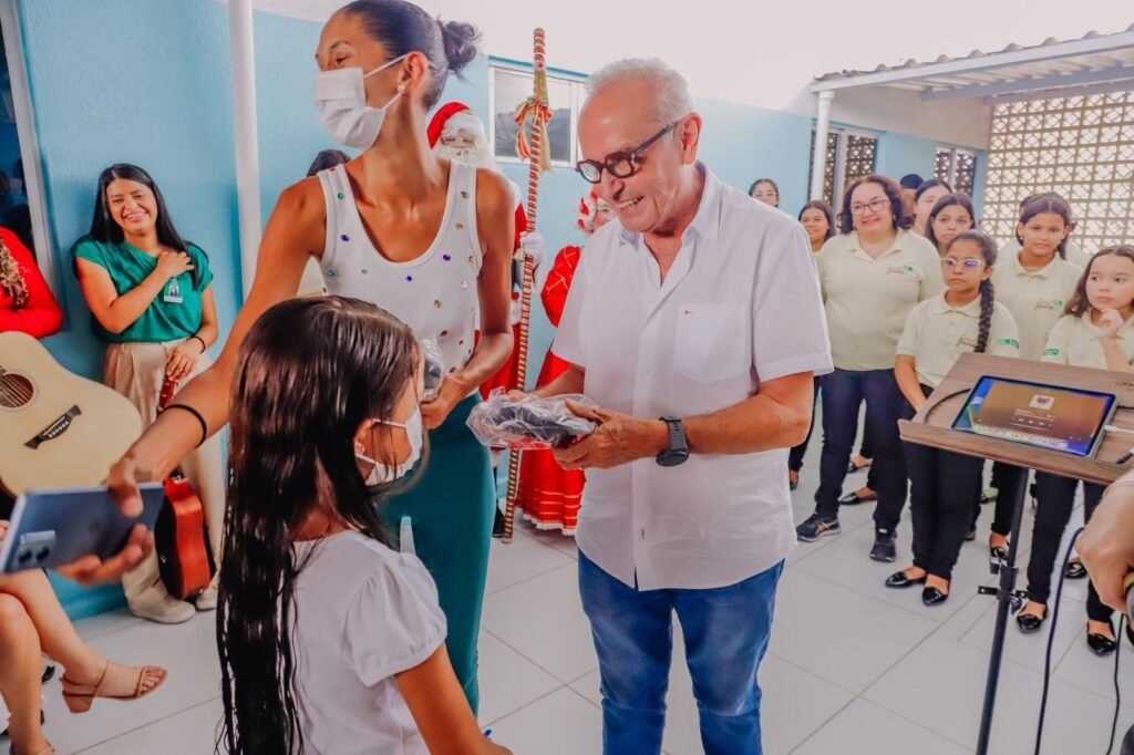 Cícero Lucena Celebra Natal Do Hospital Valentina Figueiredo Com Entrega De Presentes Aos Usuários